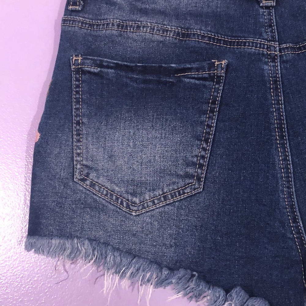 NWOT High Waisted Flower Embellished Jean Shorts Size 5 - Picture 5 of 8